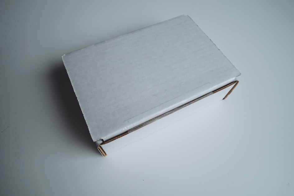 A closed white cardboard box on a white surface — Bán Hàng Online Tại Ocean Park - Từ Lắp Mạng Đến Gửi Hàng