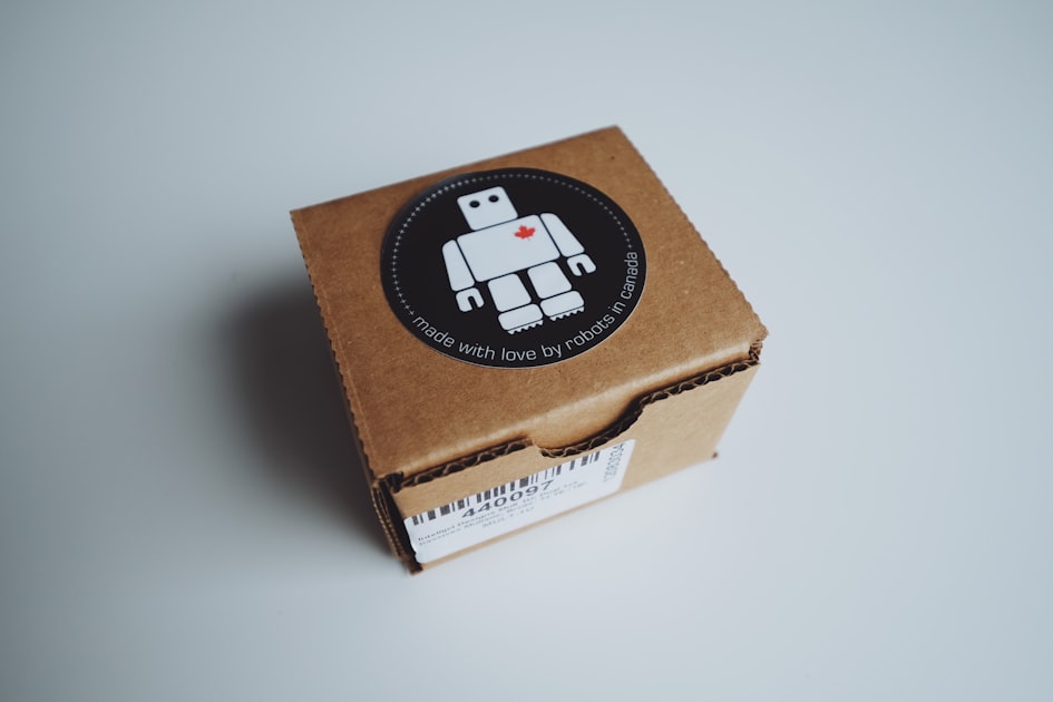 Small cardboard box with a robot sticker on top — Gửi Hàng Tại Vinhomes Ocean Park - So Sánh VP, GHN, GHTK