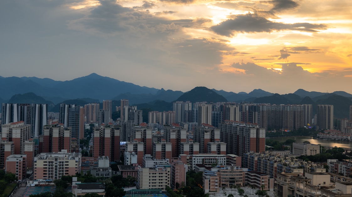 City skyline with mountains at sunset — Lắp Mạng Masteri Waterfront Ocean Park