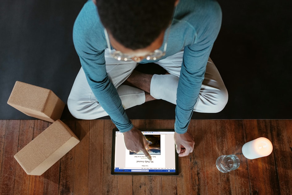 a man sitting on the floor using a tablet — Lấy Hàng Tận Nhà Ocean Park - Miễn Phí, Gọi Là Có