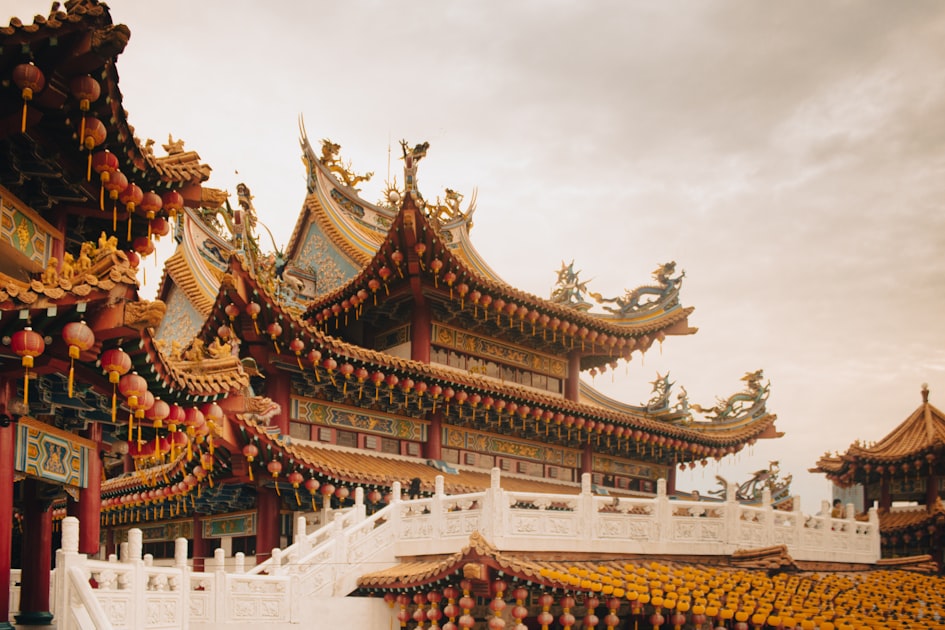 a building with a dragon roof — Quẻ Địa Thiên Thái - Luận Số Điện Thoại Kinh Dịch