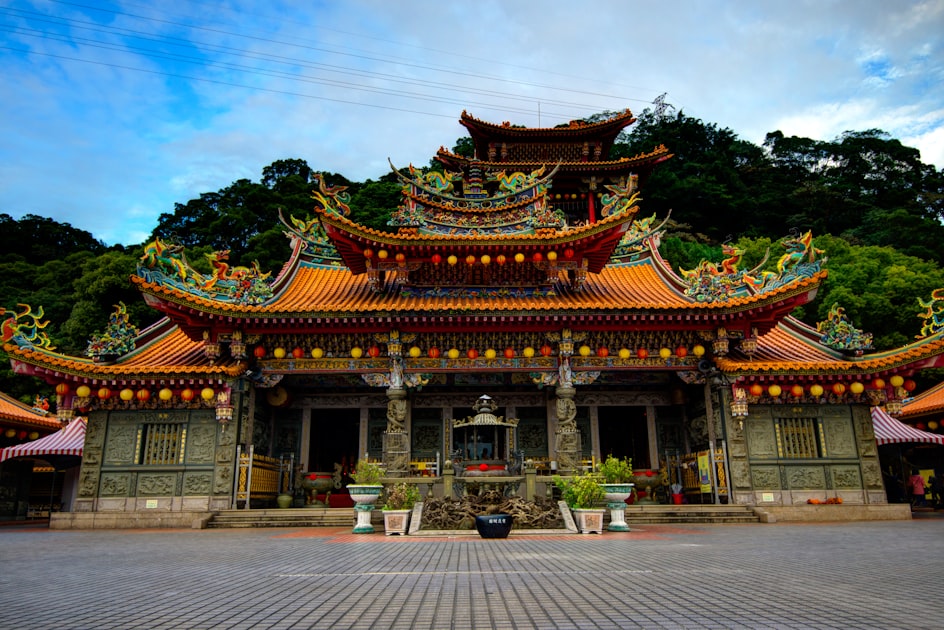 architectural photography of brown house — Quẻ Lôi Sơn Tiểu Quá - Luận Số Điện Thoại Kinh Dịch