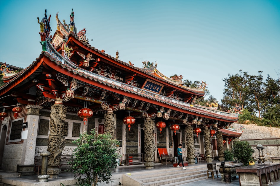 a person standing in front of a building — Quẻ Sơn Thủy Mông - Luận Số Điện Thoại Kinh Dịch