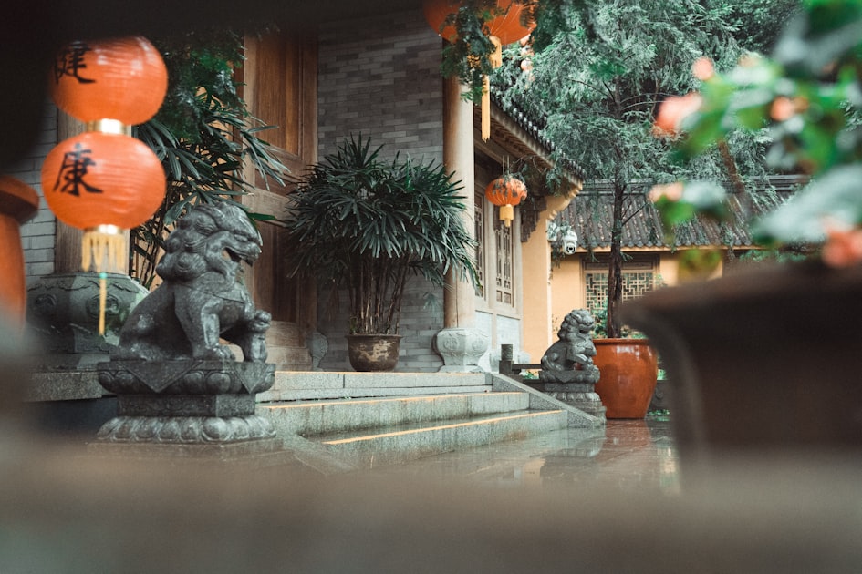 an ancient building；a magnificent structure — Quẻ Thiên Sơn Độn - Luận Số Điện Thoại Kinh Dịch