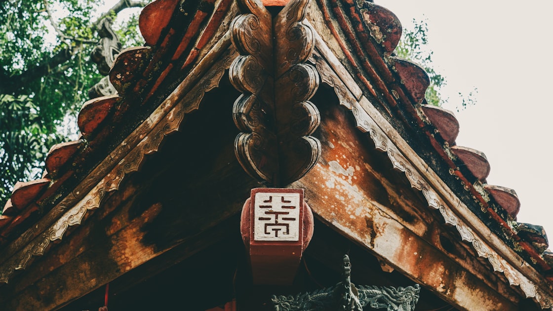 A building with a clock on the front of it — Quẻ Thuần Ly - Luận Số Điện Thoại Kinh Dịch