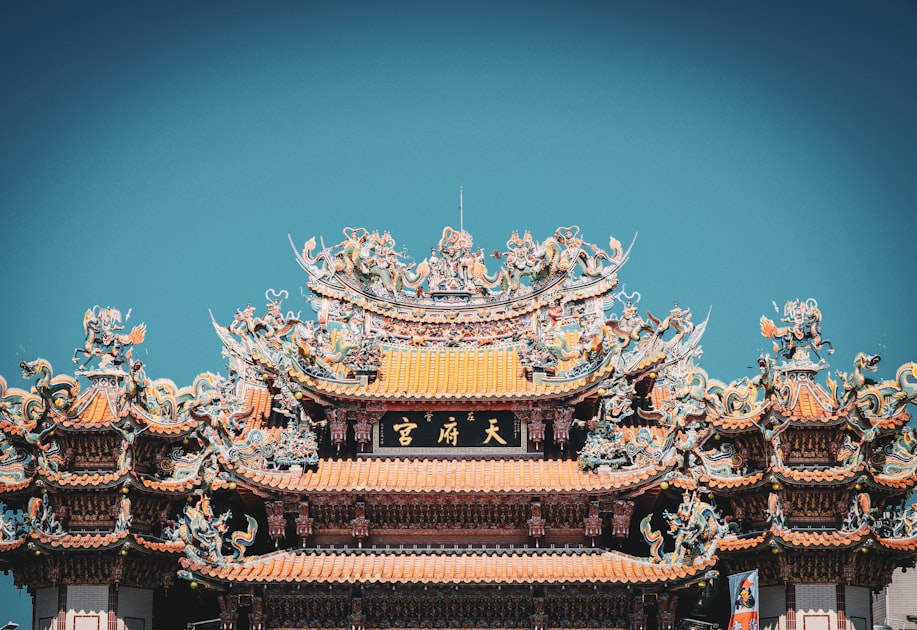 a building with a gold roof — Quẻ Thuần Tốn - Luận Số Điện Thoại Kinh Dịch