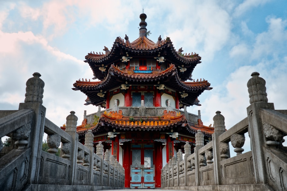 Traditional asian pagoda with ornate details and stone bridge — Quẻ Thủy Hỏa Ký Tế - Luận Số Điện Thoại Kinh Dịch