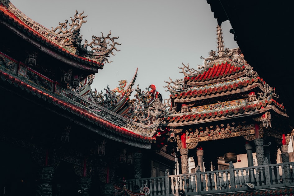 brown and red Chinese castle — Quẻ Thủy Lôi Truân - Luận Số Điện Thoại Kinh Dịch