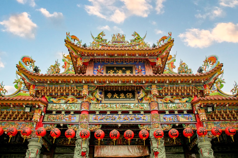 Taiwanese temple with ancient roof with dragon, blue sky and white clouds,Chinese architecture — Quẻ Thủy Phong Tỉnh - Luậ...