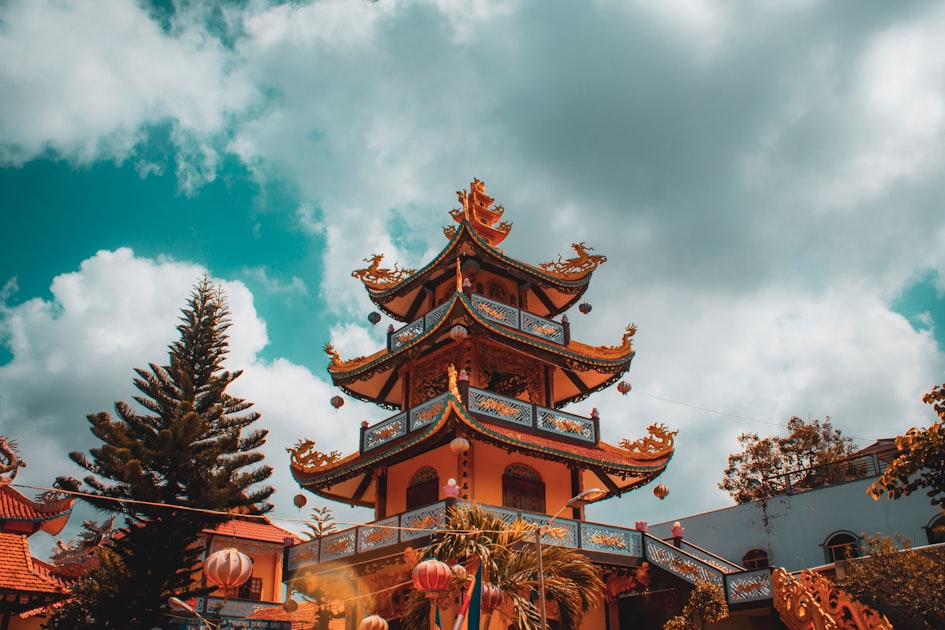 brown and green pagoda temple under blue sky — Quẻ Trạch Hỏa Cách - Luận Số Điện Thoại Kinh Dịch