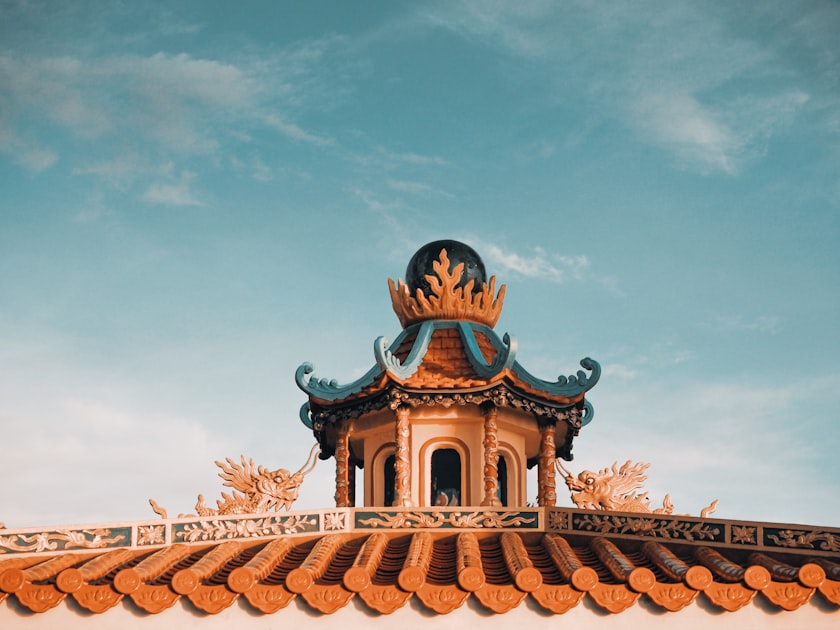 a building with a golden roof and a blue sky in the background — Quẻ Trạch Thủy Khốn - Luận Số Điện Thoại Kinh Dịch