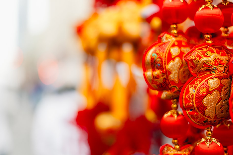 a bunch of red ornaments hanging from a ceiling — Sim Đẹp Cặp Đôi: Cách Chọn Số & Phân Tích Phong Thủy