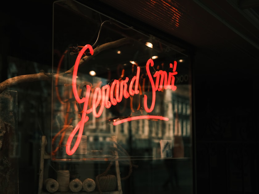 Some shots of a cool looking neon sign behind the window of a store in the city centre of Haarlem, the Netherlands — Sim Đ...