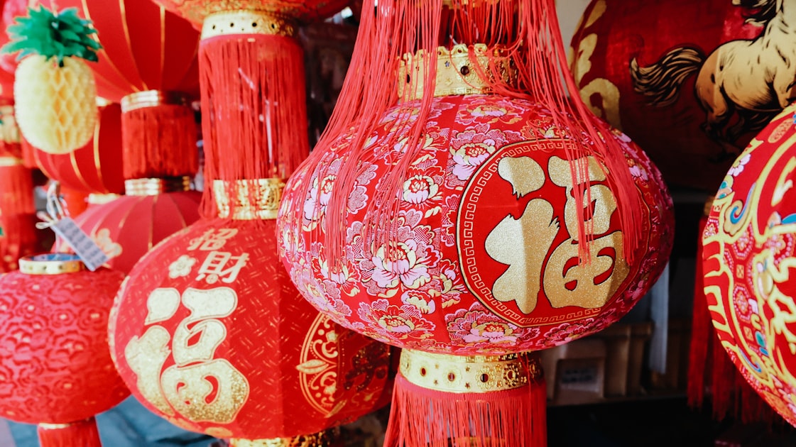 Red chinese lanterns with golden characters hang closely — Sim Hợp Mệnh Hỏa - Số May Mắn & Cách Chọn