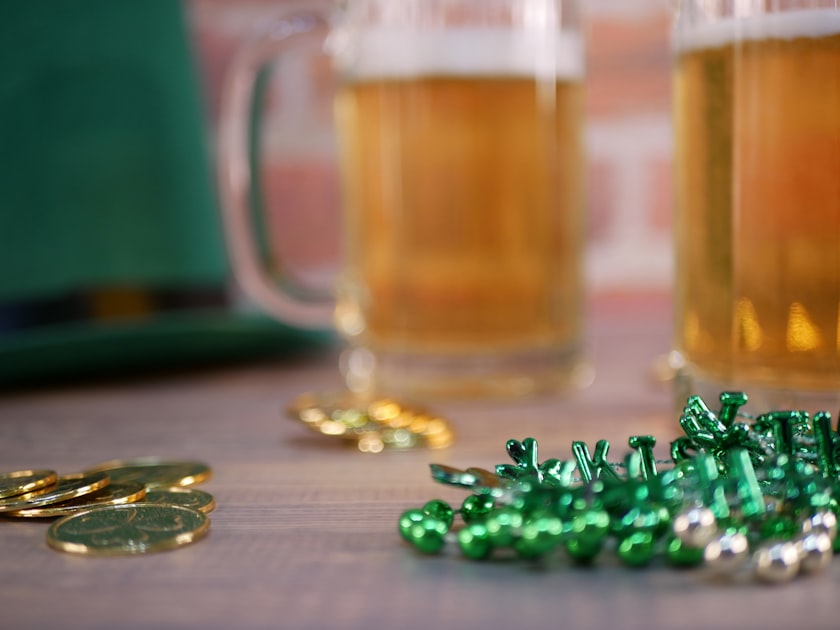 a table topped with two mugs of beer and gold coins — Sim Hợp Mệnh Mộc - Số May Mắn & Cách Chọn