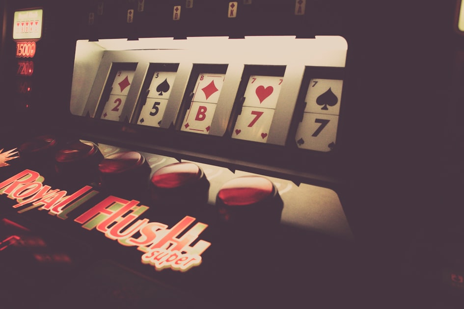 a slot machine with playing cards on it — Sim Hợp Năm Sinh 2000 (Canh Thìn) - Mệnh Kim