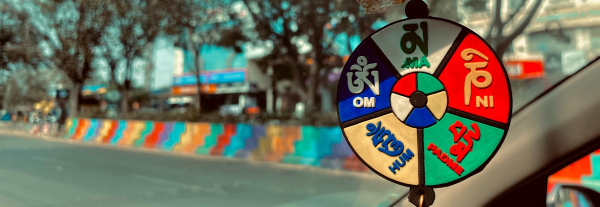 a close up of a colorful clock on the side of a building — Sim Hợp Năm Sinh 2014 (Giáp Ngọ) - Mệnh Kim
