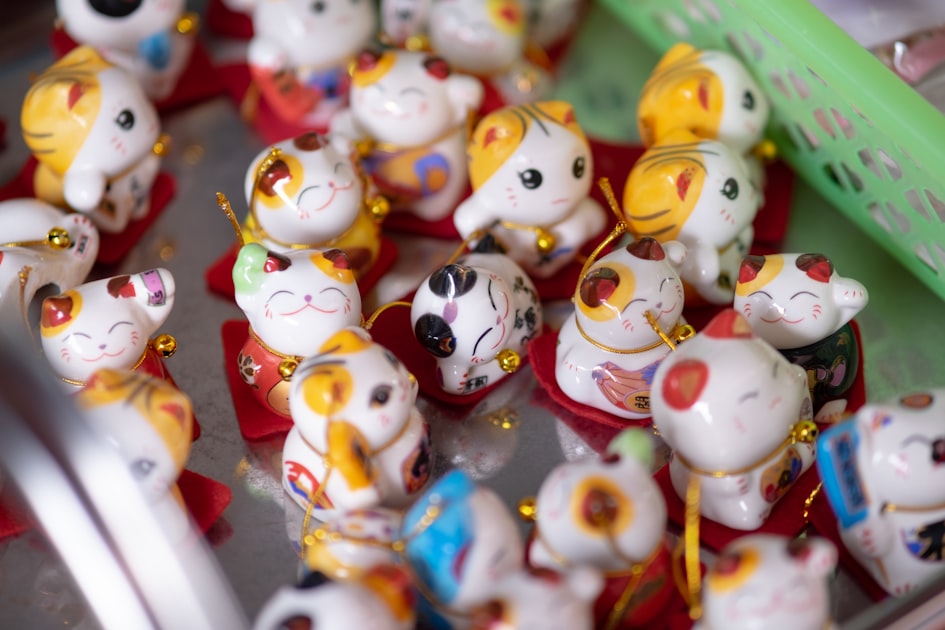 Many small decorative ceramic cats with bells — Sim Lộc Phát: Ý Nghĩa, Mẫu Số & Cách Chọn Hợp Mệnh