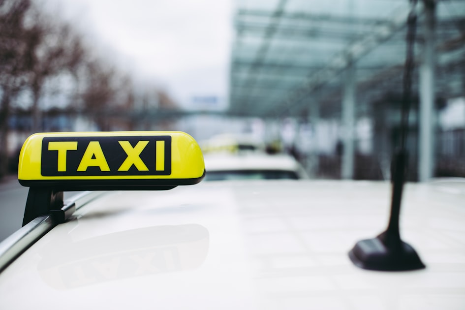 Taxi driver at the airport – get in and drive off — Sim Taxi ABAB/AABB Viettel — Dễ Nhớ Cho Kinh Doanh