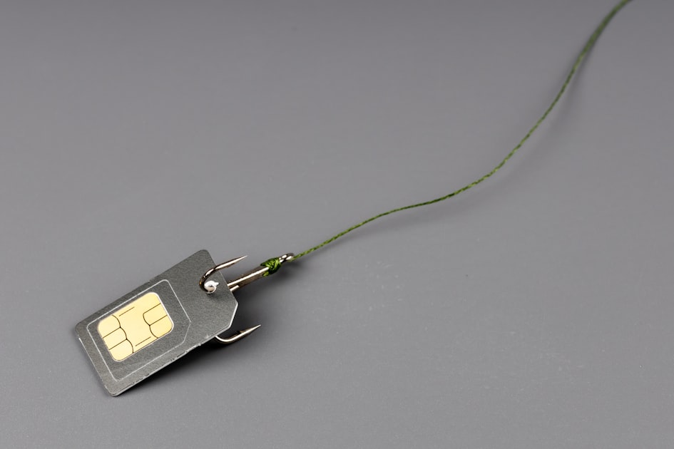 SIM card for the phone is strung on a hook, companies deceive subscribers — So Sánh Sim Giá Rẻ Viettel vs Mobifone vs Vina...